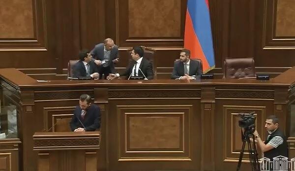 Симонян прогнал с трибуны военного преступника - Видео