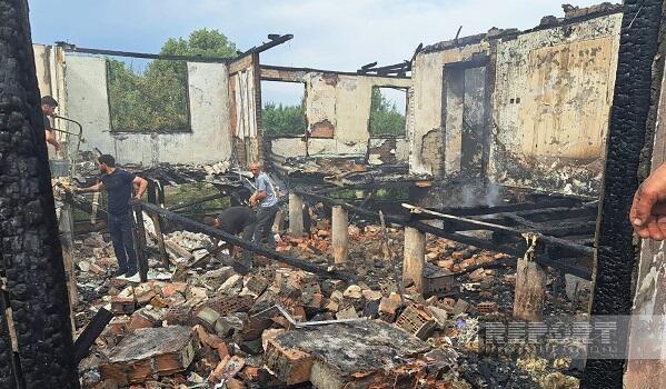 İsmayıllıda 3 ailənin yaşadığı ev külə döndü