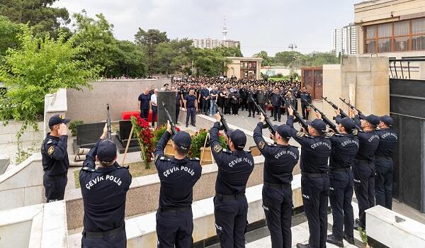 Nazir Bakıda qətlə yetirilən polisin dəfn mərasimində - Video