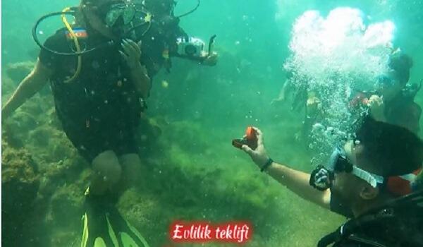 Oğlan evlilik təklifini Xəzərin dibində etdi - Video