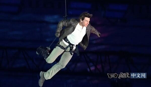 Tom Kruzdan bağlanış mərasimində şok hərəkət - Video