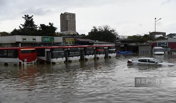 “İnşaatçılar” metrosunun çıxışını su basdı - Video