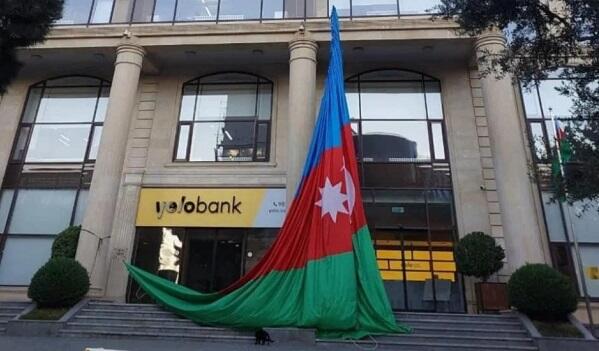 Şirkətlər "YeloBank"-dakı pullarını geri çəkdilər