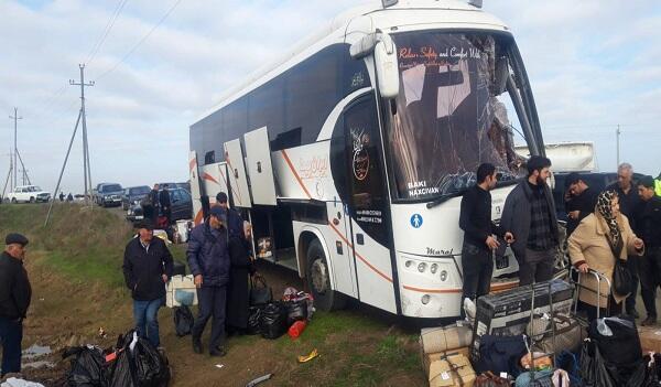 Naxçıvandan Bakıya gələn avtobus qəzaya düşdü - Foto