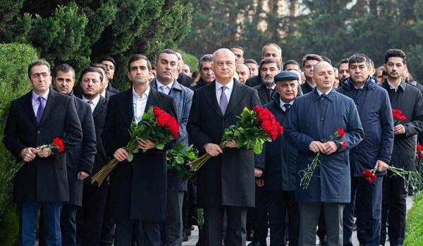 “Azərsun Holdinq"in rəhbər heyəti Fəxri xiyabanda - Foto