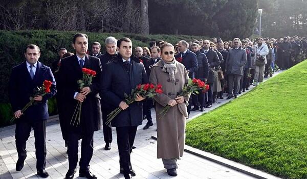 Mədəniyyət Nazirliyinin kollektivi Fəxri xiyabanda - Foto