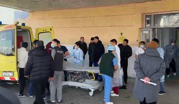 Təyyarədən çıxarılan yaralılar xəstəxanaya aparılır - Video