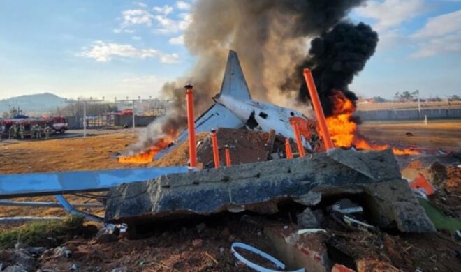 1 killed when small plane crashes on Texas highway -