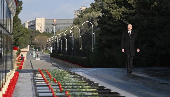 Prezident 20 Yanvar şəhidlərinin xatirəsini yad etdi - Foto