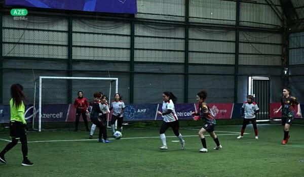 Azərbaycanda qadın futbolçu rəqibini yumruqladı - Video