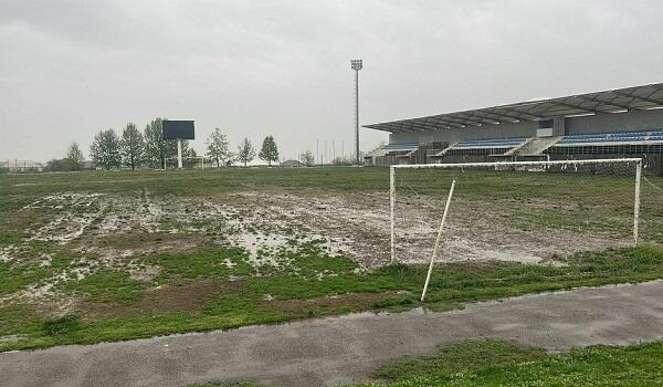 Güclü yağış bu stadionu yararsız hala saldı - Video