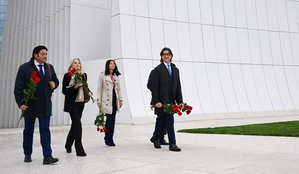 Italian MPs visit Alley of Honors and Victory Park -