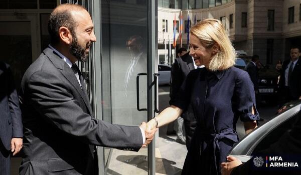 Mirzoyan Kallasla görüşdü