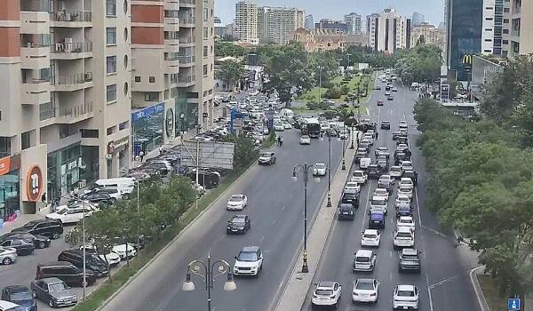 Bakıda qəza: Polisdən qaçırdı, maşınlara çırpıldı - Video