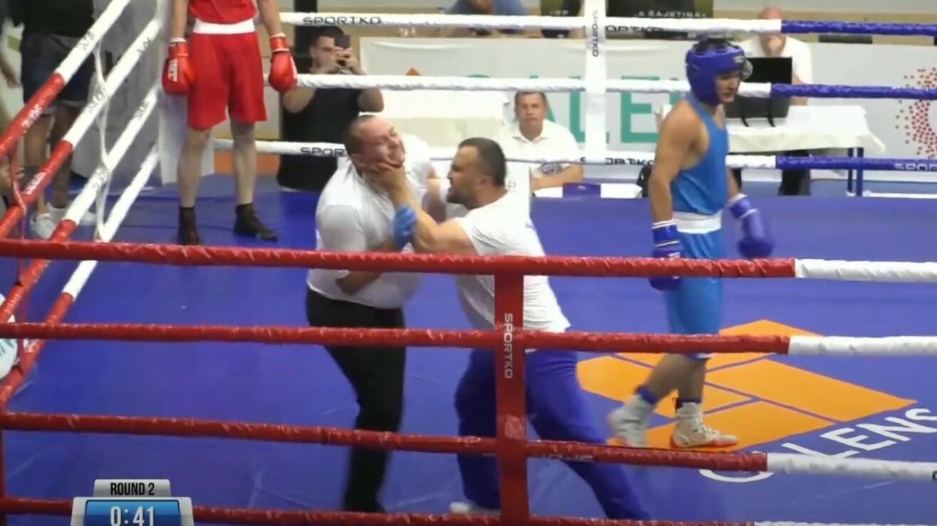 Ədalətsizlik etdi, məşqçimiz dözmədi, hakimi vurdu - Video