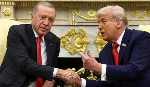 Trampın Ərdoğanla görüşdə pencəyinə taxdığı bu nişan diqqət çəkdi - Video