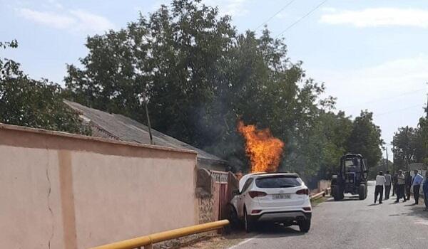 Şərurda minik avtomobili qaz xəttinə çırpıldı - Foto