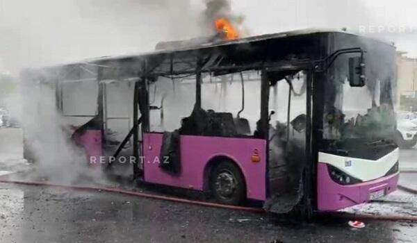 Sumqayıtda avtobus tamamilə yandı - Video