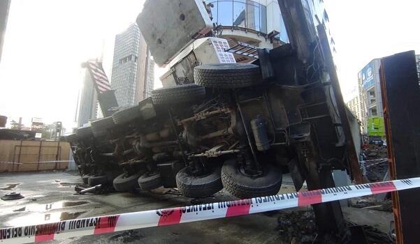Türkiyədə 50 metrlik kran tələbə yataqxanasının üzərinə aşdı