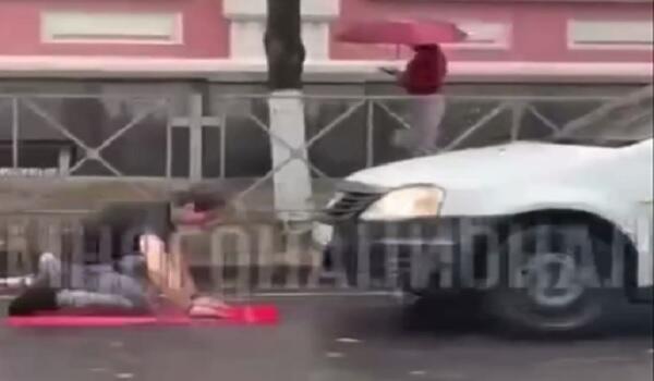 Rus mediası yolda namaz qılanı "vəhşi" kimi təqdim etdi - Video