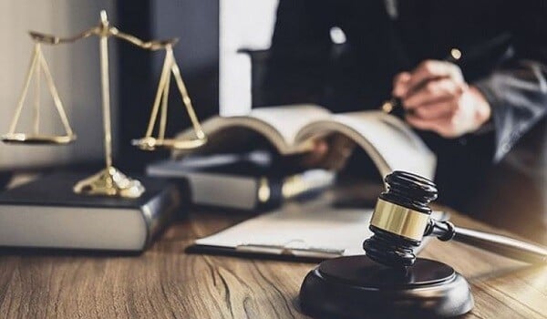 Daha 2 vəkilin fəaliyyəti dayandırıldı