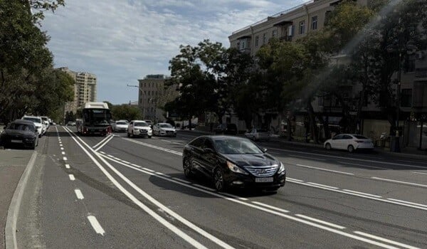 Daha bir küçədə mikromobillik zolağı təşkil edilir