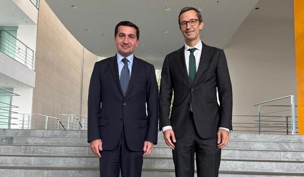 Hikmət Hacıyev kanslerin müşaviri ilə görüşdü