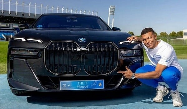 "Real"ın hər bir futbolçusuna yarım milyonluq maşın verildi
