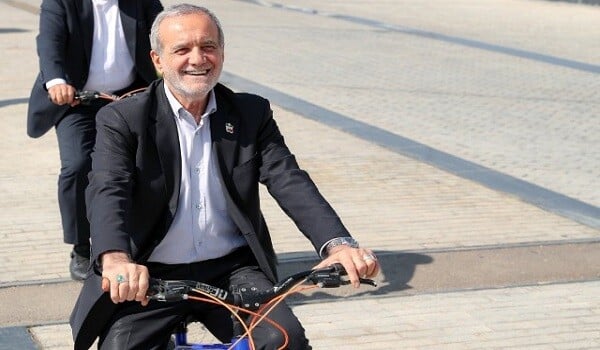 Pezeşkian Tehranın mərkəzində velisoped sürdü - Video