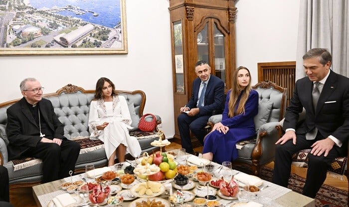 Mehriban Əliyeva və gəlini Müqəddəs Taxt-Tacda açılışda...