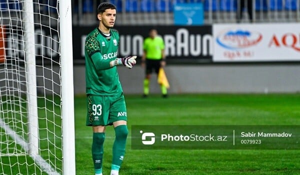 "Neftçi"nin qolkiperi məşqçisinə maşın hədiyyə etdi - Foto