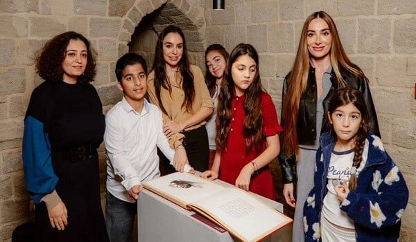 Leyla və Arzu Əliyevalar "Eşqi-nur" sərgisində... - Foto