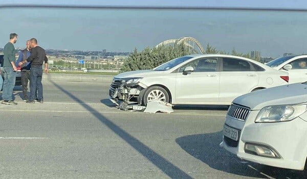 Bakıda bu yolda qəza tıxaca səbəb oldu - Foto