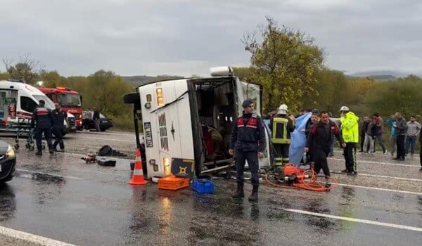 Mikroavtobus qəzaya uğradı: 1 ölü, 19 yaralı - Foto