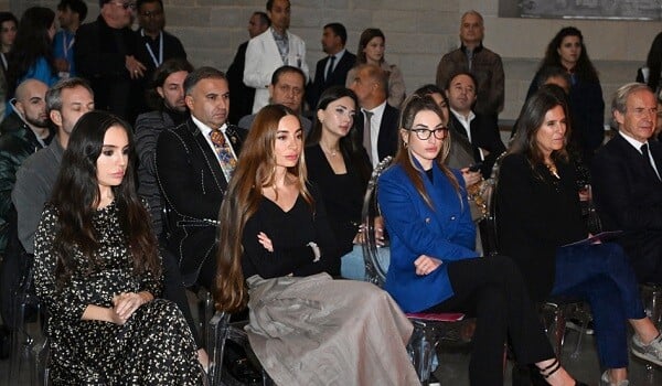 Leyla, Arzu və Alyona Əliyevalar "Suyun sirri" tamaşasında