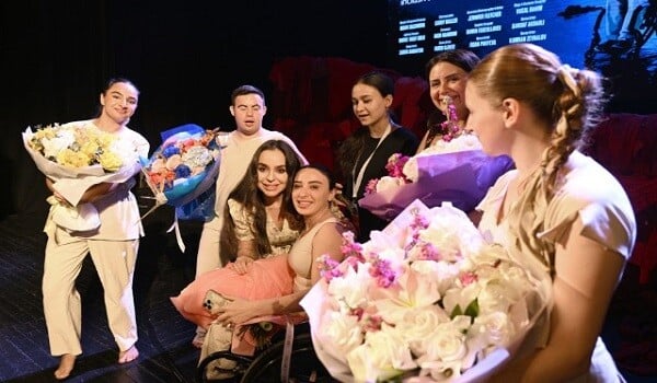 Leyla Əliyeva inklüziv rəqs tamaşasını izlədi - Foto