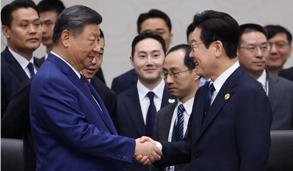 Szinpin Cənubi Koreya liderinə telefon hədiyyə etdi