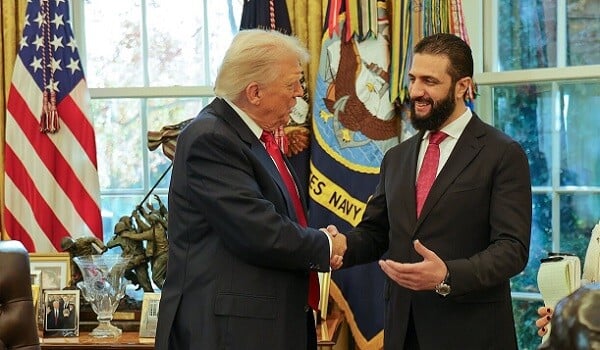 Tramp Şaraya hədiyyə verib