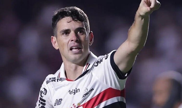 Məşhur futbolçu idman zalında huşunu itirdi