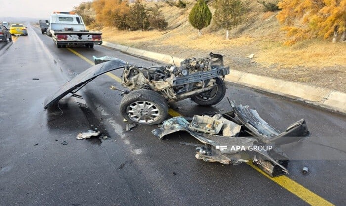 İki maşın toqquşdu, biri parçalandı - Video