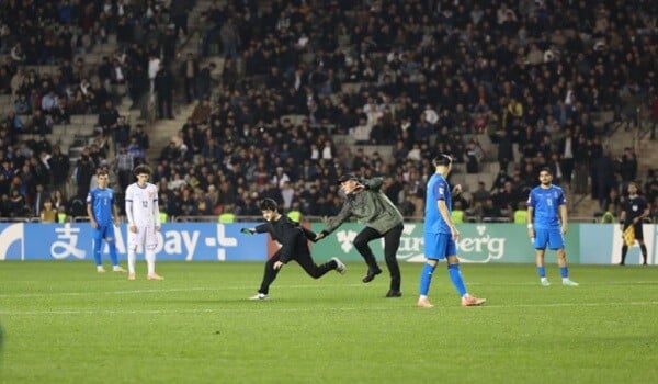 Meydana azarkeş daxil oldu, oyun dayandı - Video