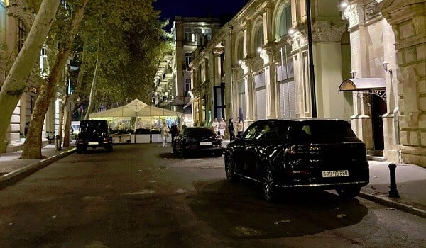 Xaqani bağının yaxınlığındakı 888, 444 və 777 nömrəli maşınlar kimindir?