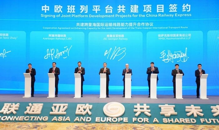 ADY rəsmiləri Çində beynəlxalq forumda iştirak etdi