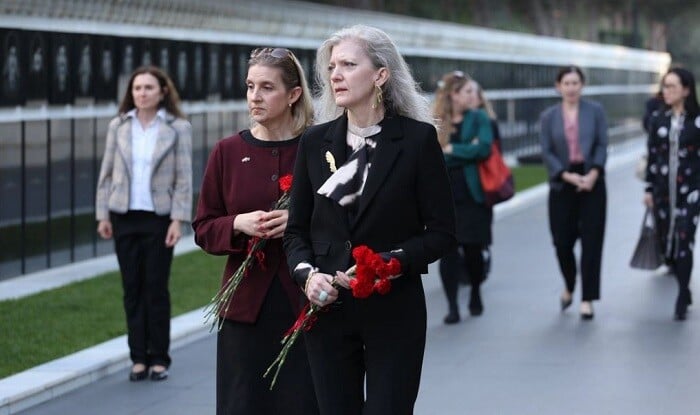 Allison Huker Şəhidlər xiyabanını ziyarət etdi - Foto