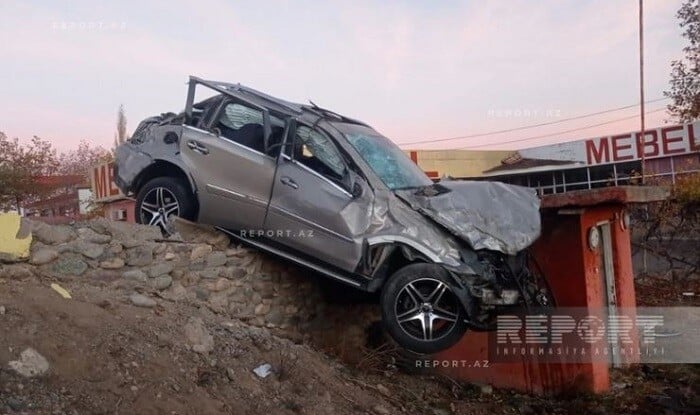 "Mersedes" divara çırpıldı: ölənlər var - Foto