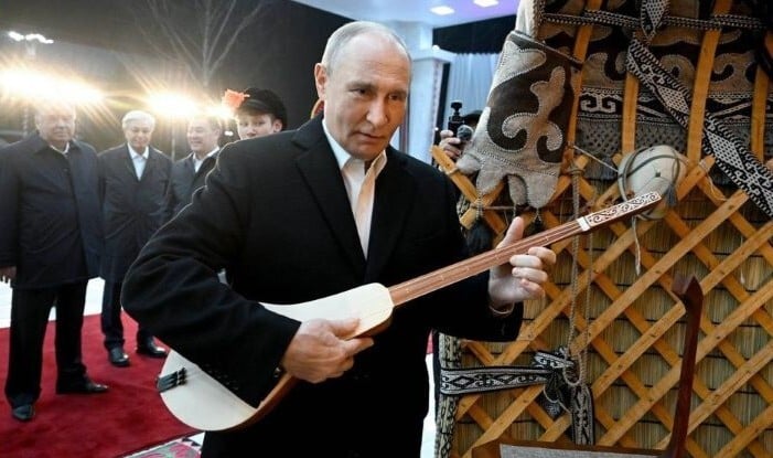 Putin komuz çaldı - Video