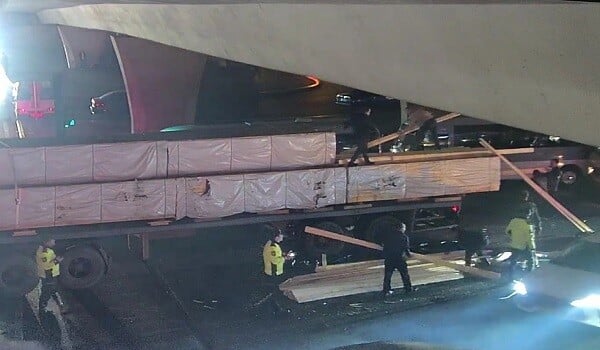 Maşındakı yükün yola dağılması nəticəsində tıxac yarandı