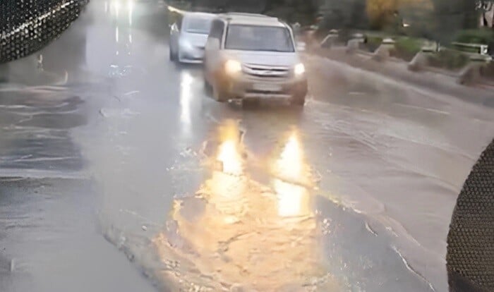 Bu prospektdə yolu su basdı, hərəkət çətinləşdi - Video