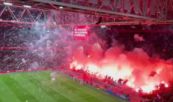 “Ayaks” azarkeşləri meydançada yanğın törətdi – Video