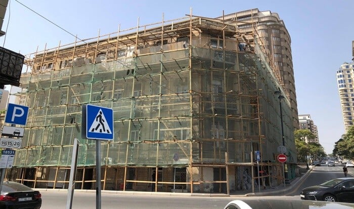 Memarlıq abidəsinə ziyan dəydi, yağış mənzillərə doldu - Foto